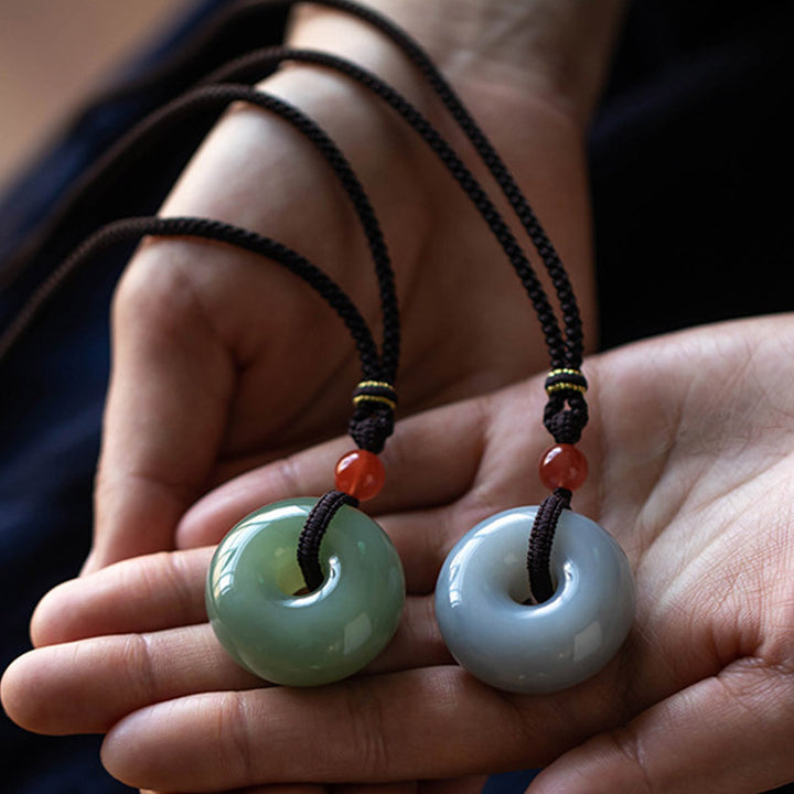 Collier pendentif porte-bonheur en jade gris rond naturel Buddha Stones