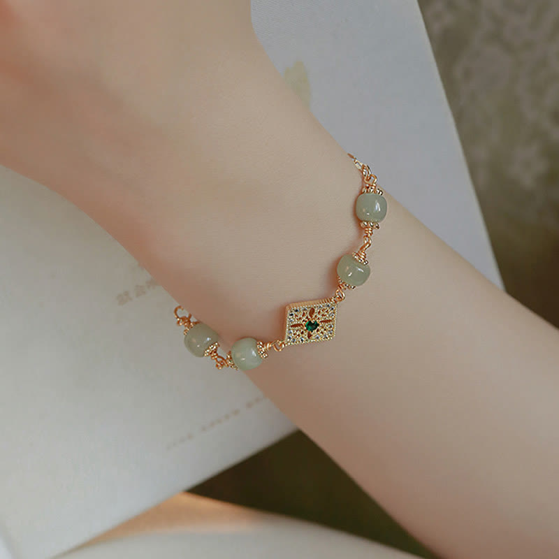 Bracelet porte-bonheur en perles de jade Hetian naturelles de Buddha Stones à motif carré