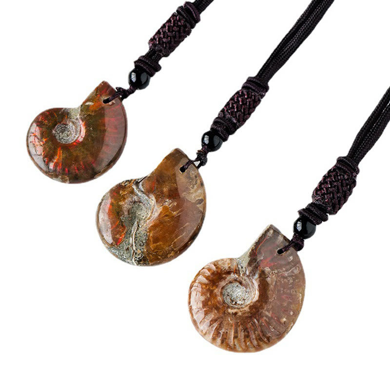 Collier pendentif de guérison et de méditation en Buddha Stones avec motif d'escargot fossile d'ammonite naturelle