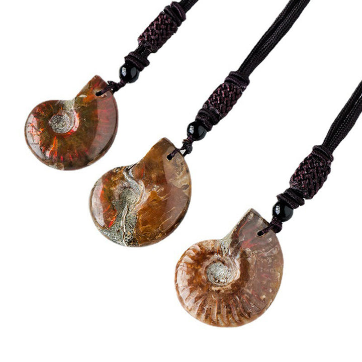 Collier pendentif de guérison et de méditation en Buddha Stones avec motif d'escargot fossile d'ammonite naturelle