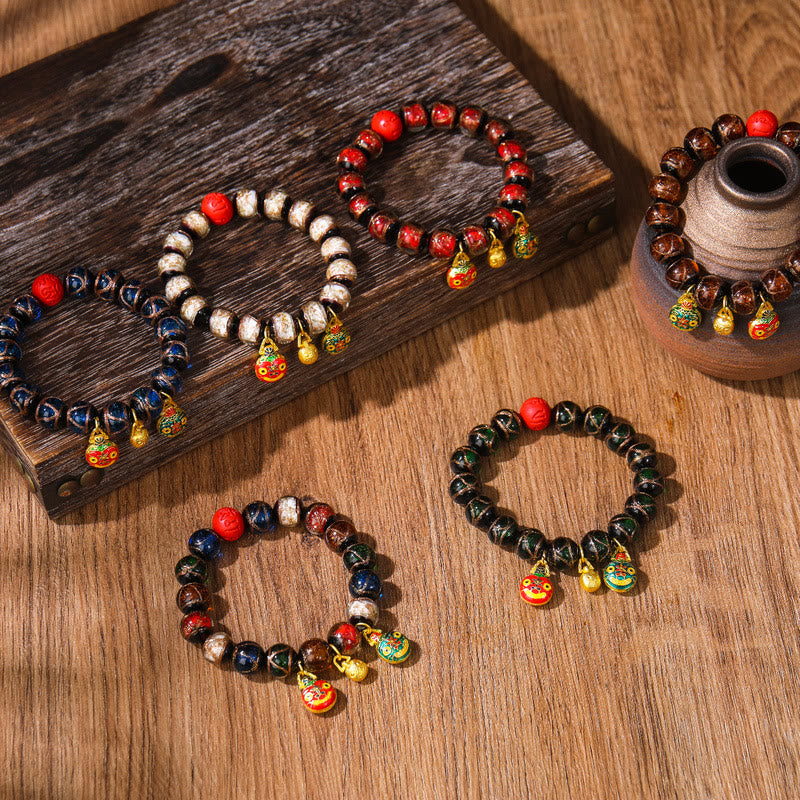 Bracelet de perles de cinabre colorées représentant une famille de bêtes avaleuses d'or