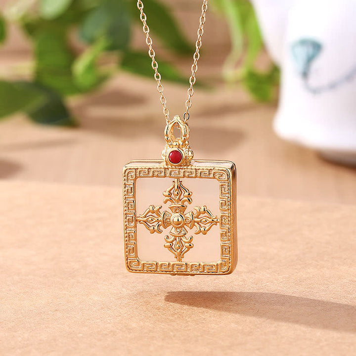 Collier avec pendentif porte-bonheur en jade blanc plaqué or 24 carats et double Dorje