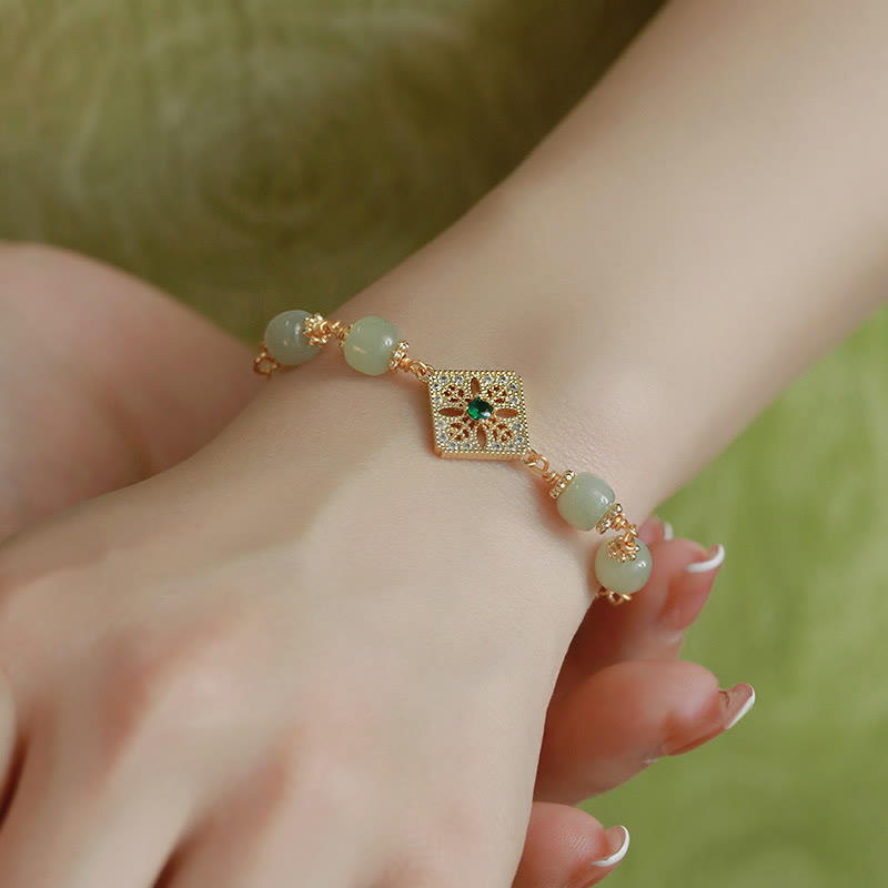 Bracelet porte-bonheur en perles de jade Hetian naturelles de Buddha Stones à motif carré