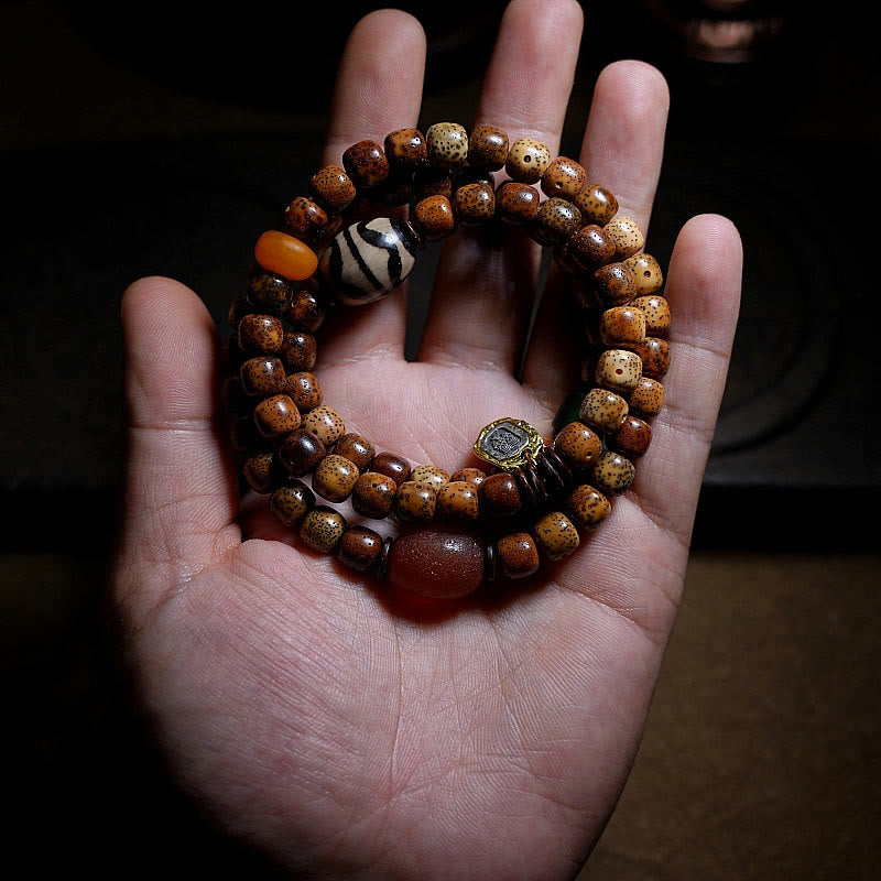 Bracelet triple tour en perles d'ambre et dzi tibétaines en Buddha Stones et graines de Bodhi, perles d'agate et de déesse de la richesse Zakiram