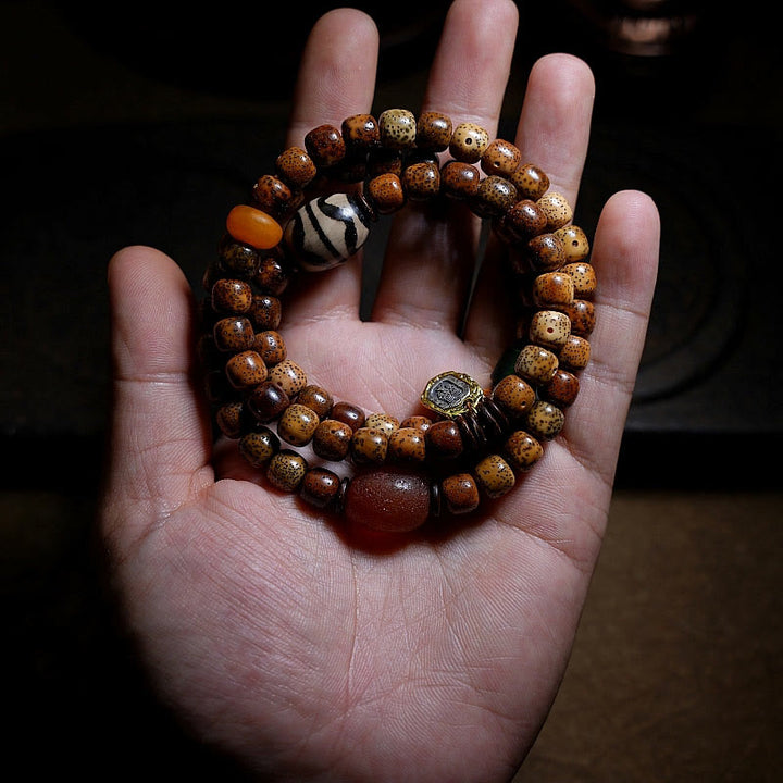 Bracelet triple tour en perles d'ambre et dzi tibétaines en Buddha Stones et graines de Bodhi, perles d'agate et de déesse de la richesse Zakiram