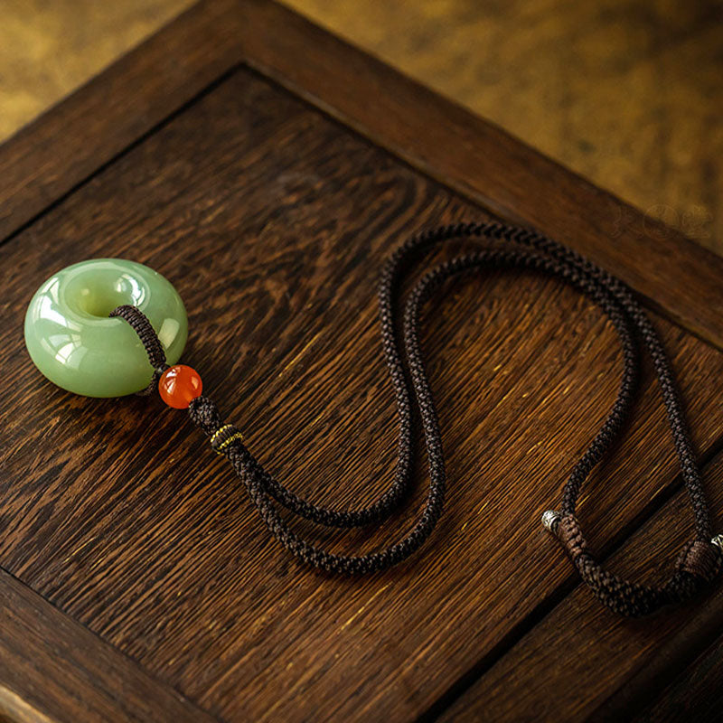 Collier pendentif porte-bonheur en jade gris rond naturel Buddha Stones