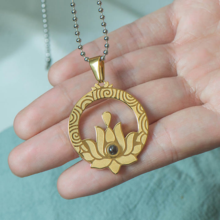 Collier pendentif mantra Shurangama avec projection d'illumination en acier titane et pierres de Buddha Stones Lotus