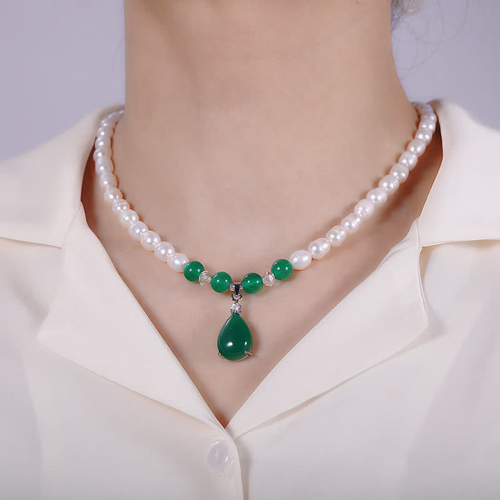 Collier avec pendentif en forme de goutte d'eau et de paix calme