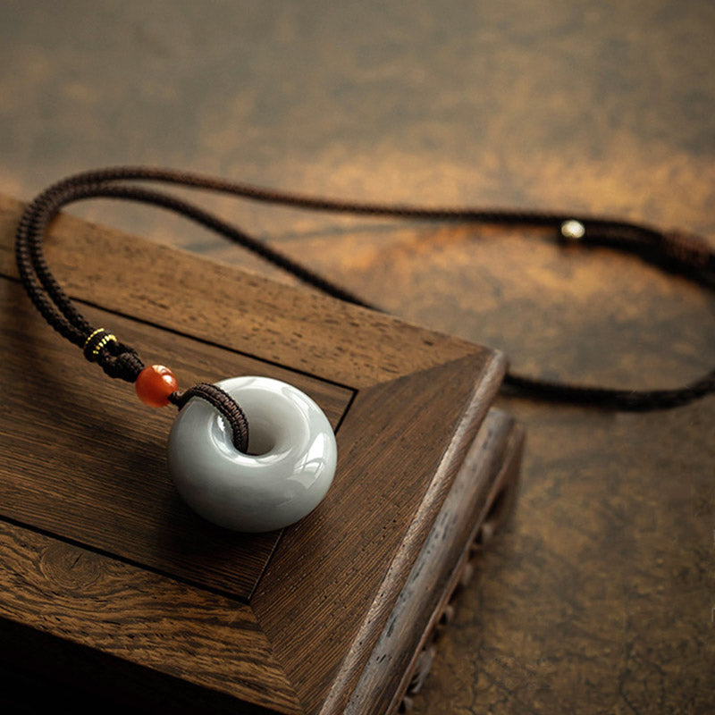 Collier pendentif porte-bonheur en jade gris rond naturel Buddha Stones