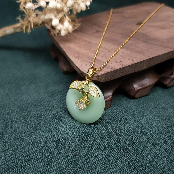 Collier pendentif en chaîne Buddha Stones en forme de feuille de jade ronde et porte-bonheur