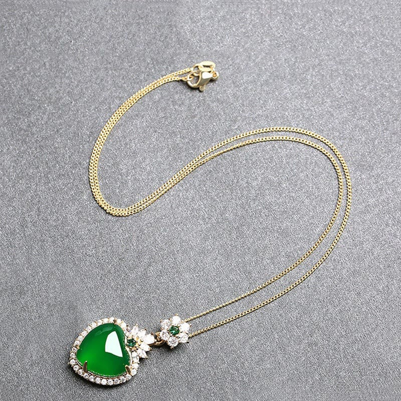 Collier pendentif en forme de cœur avec Buddha Stones en calcédoine verte