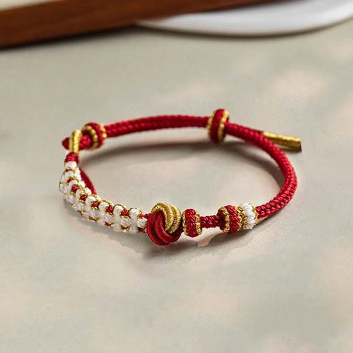 Bracelet porte-bonheur en corde avec breloque en fleur de pêcher et nœud d'amour véritable fait à la main par Buddha Stones