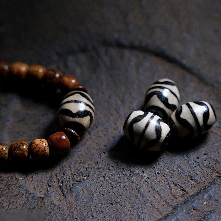 Bracelet triple tour en perles d'ambre et dzi tibétaines en Buddha Stones et graines de Bodhi, perles d'agate et de déesse de la richesse Zakiram
