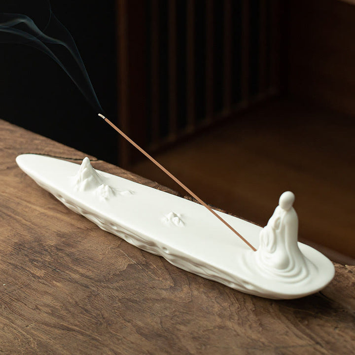 Brûleur d'encens en céramique représentant un moine Bouddha et une vague de mer