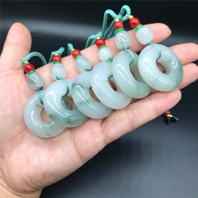 Collier pendentif en jade naturel avec boucle de paix et de prospérité en Buddha Stones