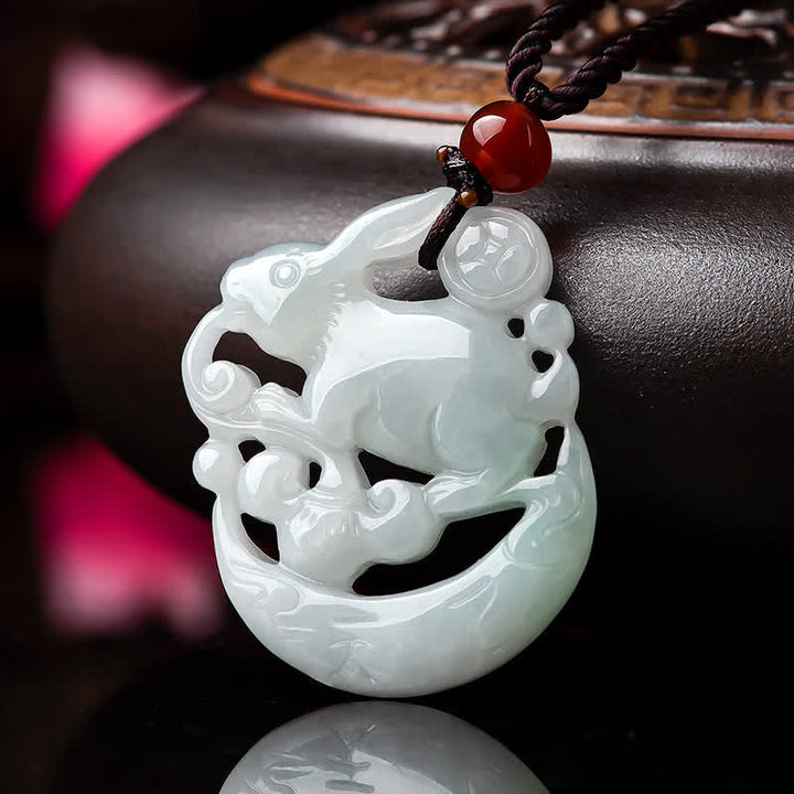 Collier pendentif de protection en croissant de lune en jade blanc de l'année du lapin