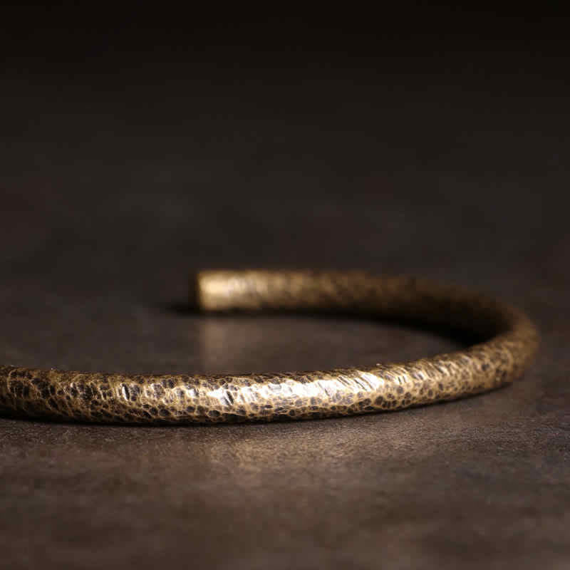Bracelet manchette ajustable en cuivre au design rustique avec Buddha Stones