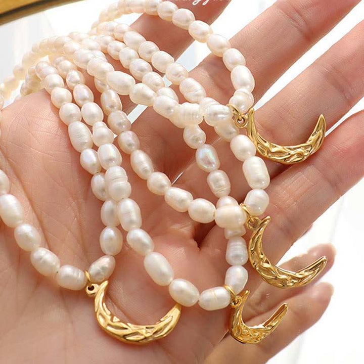 Collier avec pendentif en forme de croissant de lune et de perle
