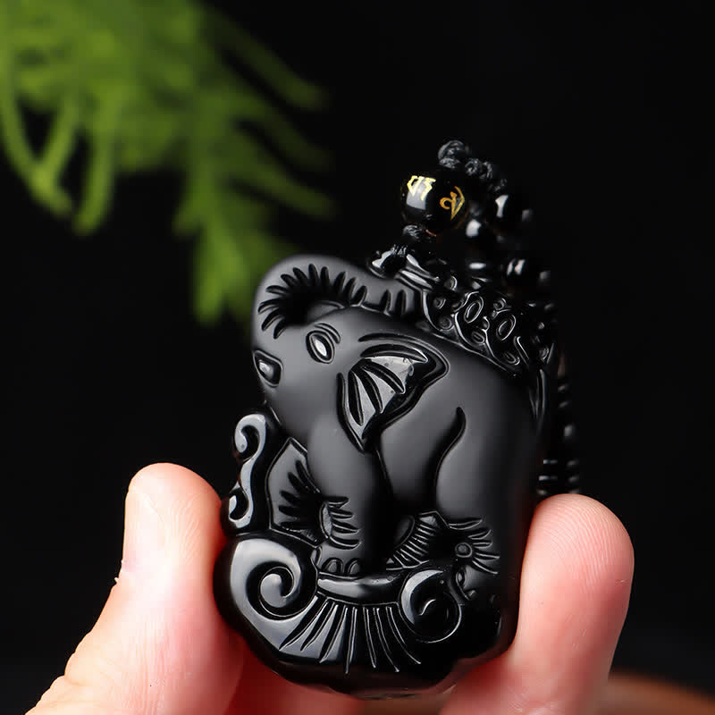 Collier avec pendentif en obsidienne noire et protection d'éléphant
