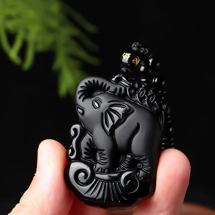 Collier avec pendentif en obsidienne noire et protection d'éléphant