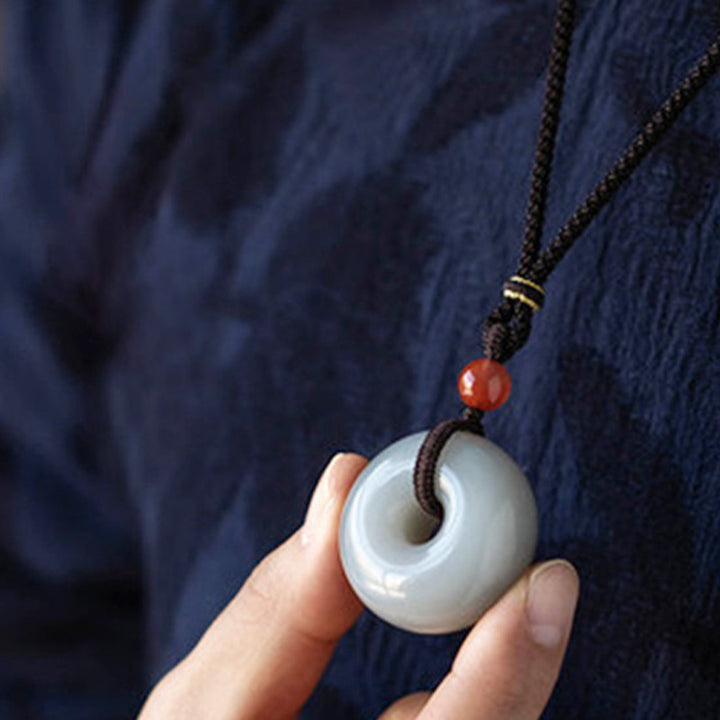 Collier pendentif porte-bonheur en jade gris rond naturel Buddha Stones