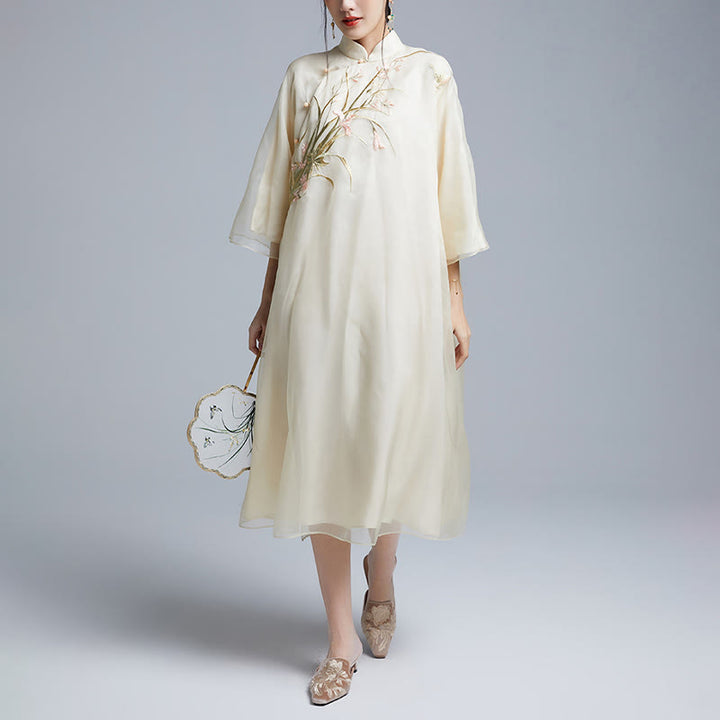 Robe qipao vintage en soie de Buddha Stones 100 % 6 momme avec broderie de fleurs et de papillons pour femme