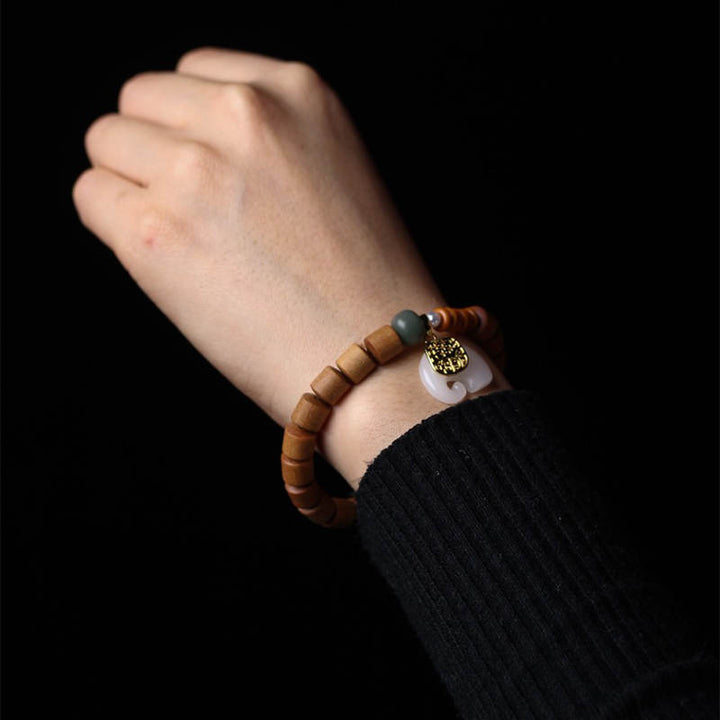 Bracelet de protection éléphant en jade et bois de santal