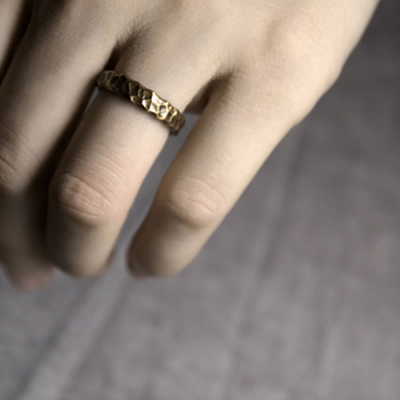 Bague porte-bonheur tibétaine en laiton et cuivre avec motif texturé bosselé