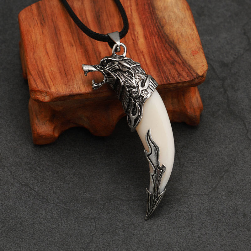 Collier pendentif d'équilibre en acier titane imitation dent de loup en Buddha Stones