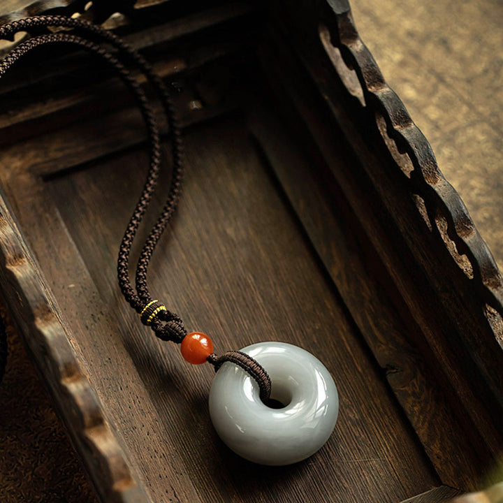 Collier pendentif porte-bonheur en jade gris rond naturel Buddha Stones