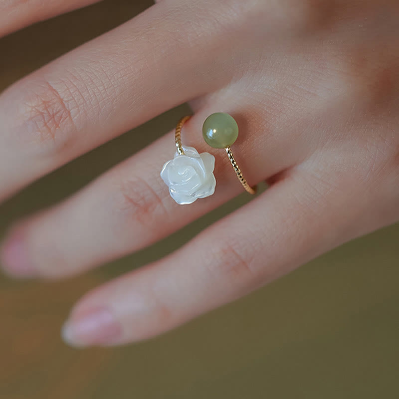 Bague de bénédiction en Buddha Stones de Tridacna plaquée or 14 carats avec fleur de rose et perle de jade
