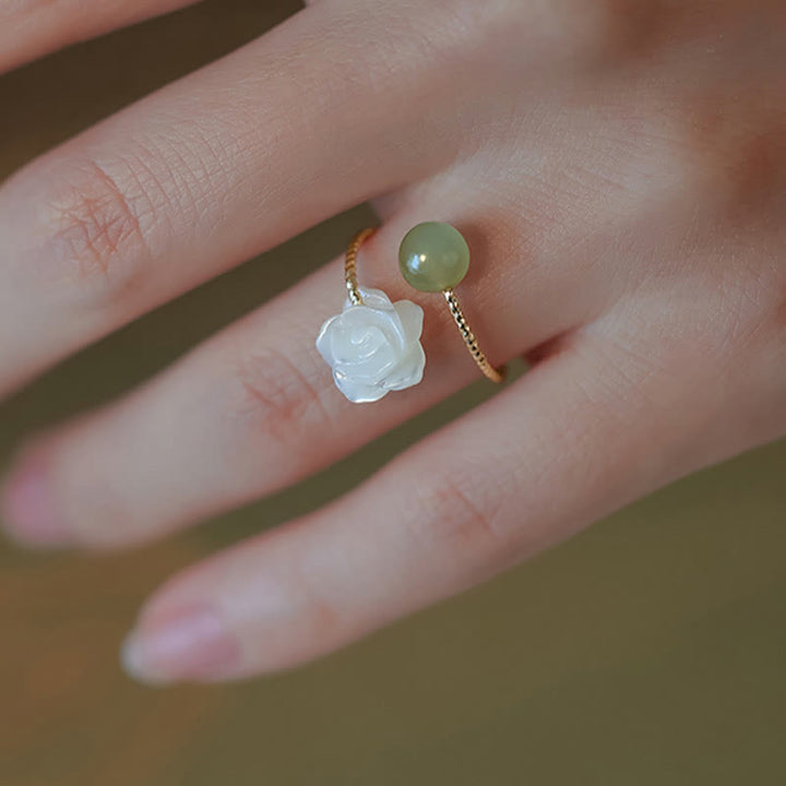 Bague de bénédiction en Buddha Stones de Tridacna plaquée or 14 carats avec fleur de rose et perle de jade