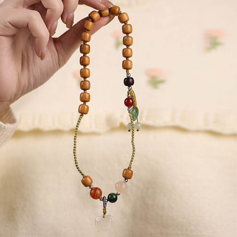 Bracelet double tour apaisant avec breloque en forme de boucle de paix et de bois de santal vert et calcédoine de Buddha Stones