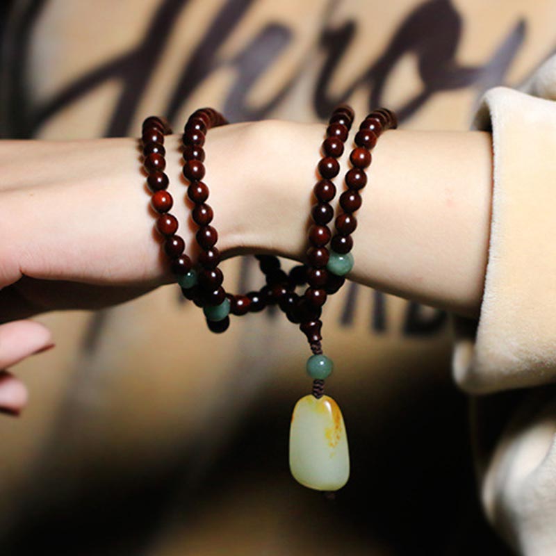 Bracelet de méditation Mala tibétain en jade et bois de santal rouge à petites feuilles avec Buddha Stones