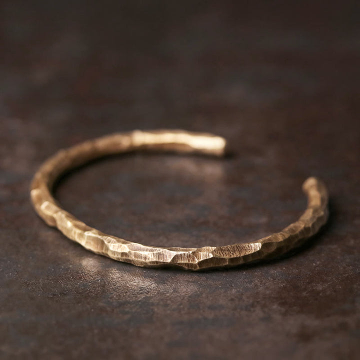 Bracelet manchette tibétain en cuivre texturé avec effet bosselé