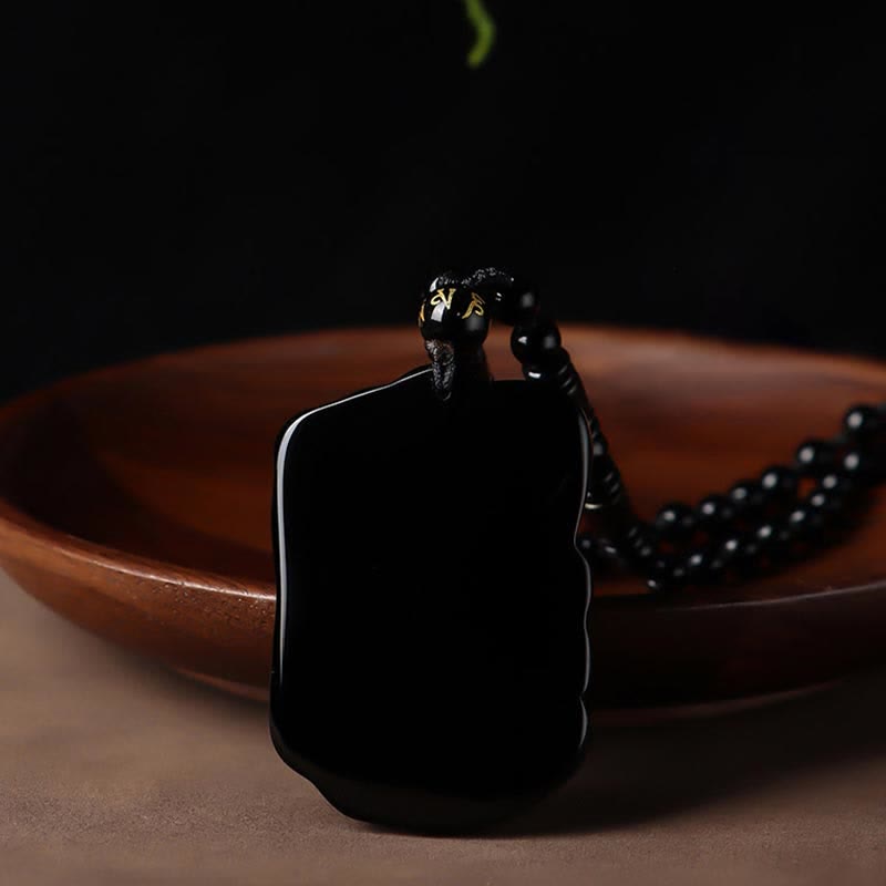 Collier avec pendentif en obsidienne noire et protection d'éléphant