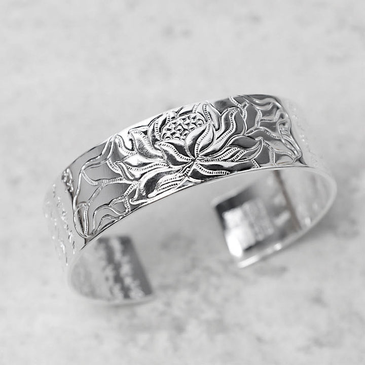Bracelet porte-bonheur tibétain en cuivre blanc Buddha Stones et lotus
