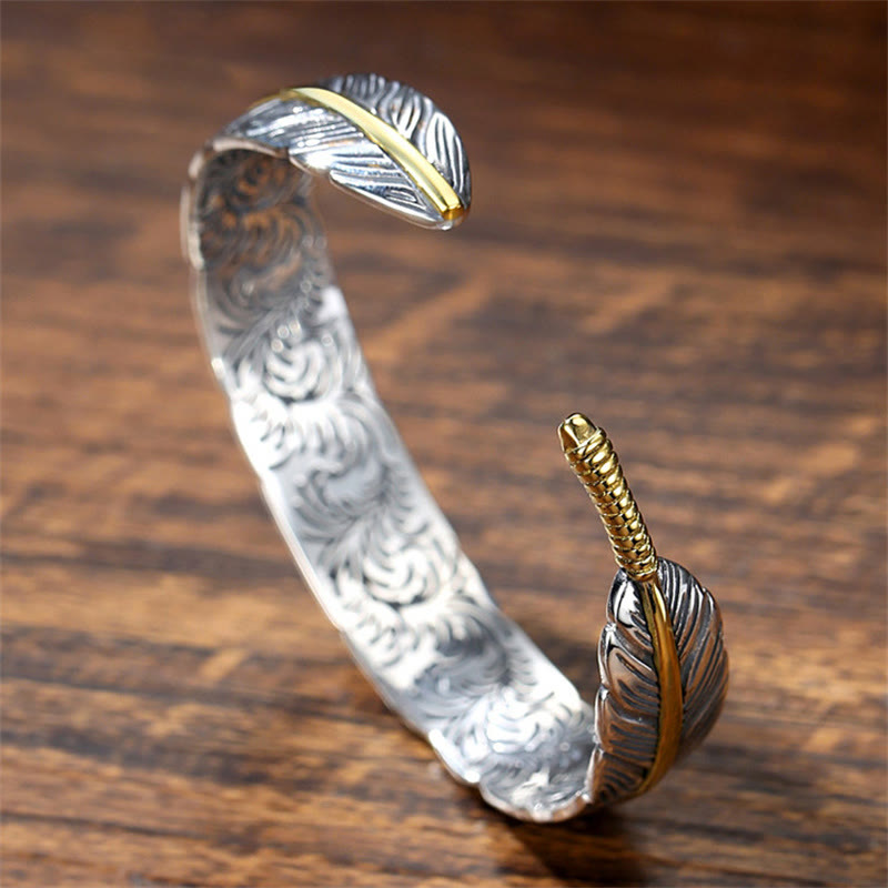 Bracelet manchette sculpté en Buddha Stones avec motif de plumes pour la chance et la richesse