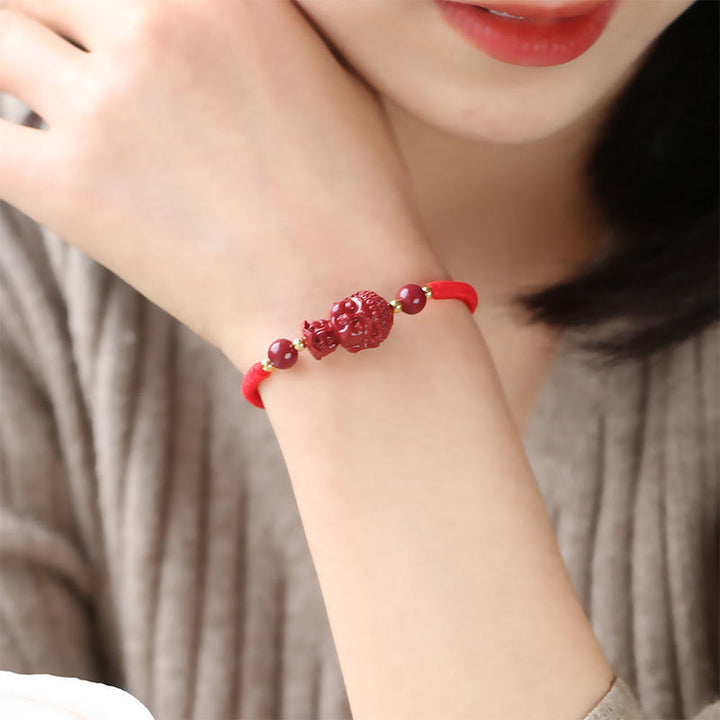 Bracelet en cordon avec amulette de bénédiction en cinabre et Buddha Stones du zodiaque chinois