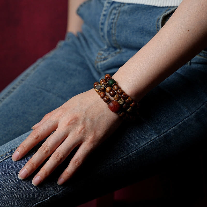 Bracelet triple tour en perles d'ambre et dzi tibétaines en Buddha Stones et graines de Bodhi, perles d'agate et de déesse de la richesse Zakiram