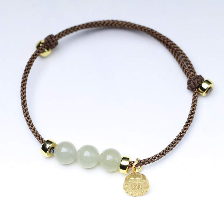 Bracelet tissé en fil rouge avec des Buddha Stones et des graines de lotus en jade naturel