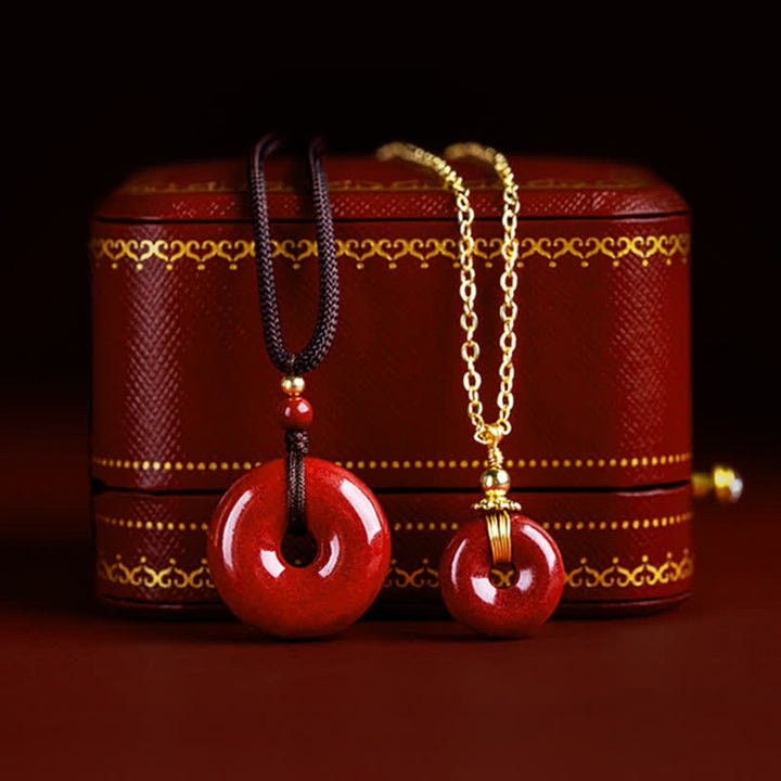 Collier avec pendentif en pierre de cinabre et boucle de paix en Buddha Stones