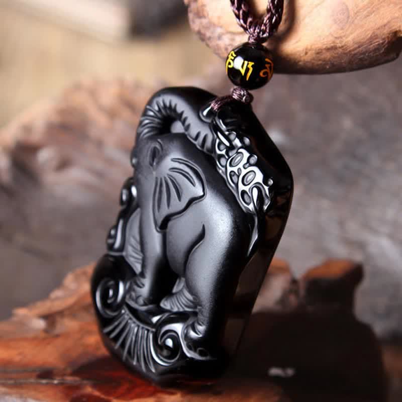 Collier avec pendentif en obsidienne noire et protection d'éléphant