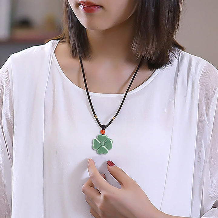Collier pendentif trèfle à quatre feuilles en jade naturel porte - bonheur et prospérité