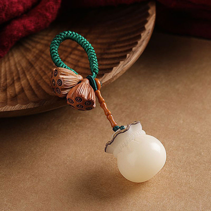 Porte-clés porte-bonheur en bois de pêcher avec pierres de Buddha Stones et lotus naturel blanc