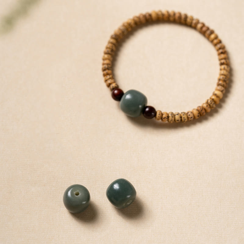 Bracelet de sagesse en bois de santal rouge à petites feuilles et Buddha Stones