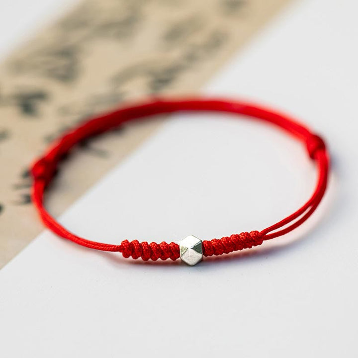 Bracelet en argent sterling 925 avec perle porte-bonheur et cordon fin tressé rouge, orné de Buddha Stones. - Perle carrée - Rouge (Tour de poignet 14-18 cm) - image 11