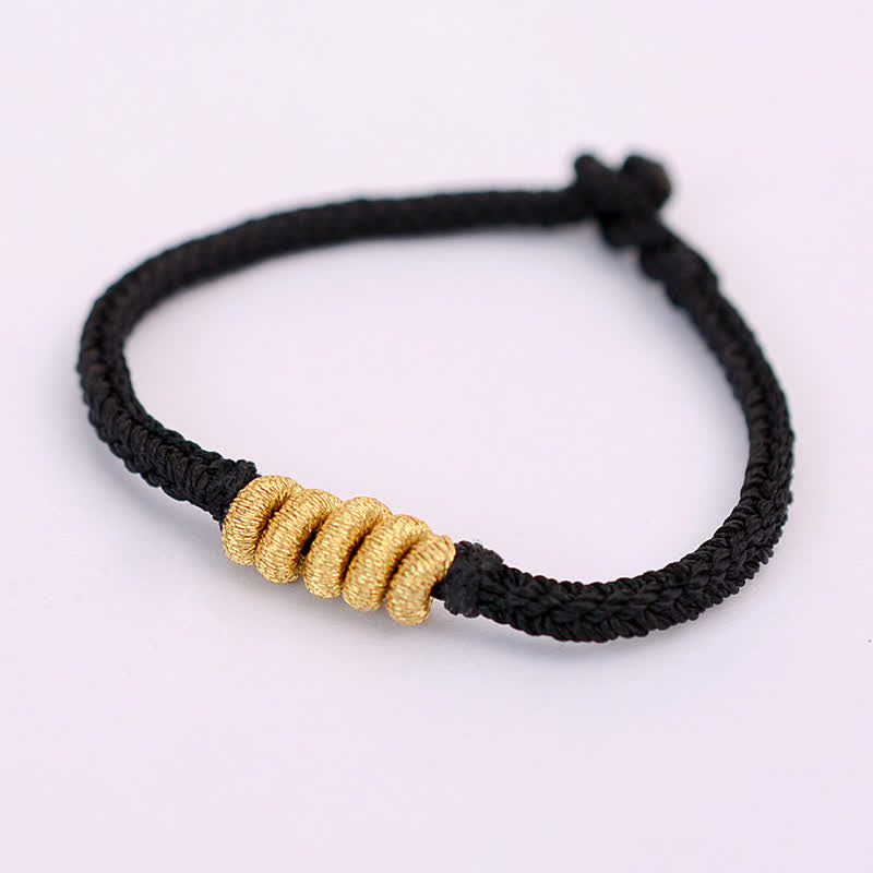 Bracelet tressé fait main avec un design simple et des nœuds chinois pour la force et la chance