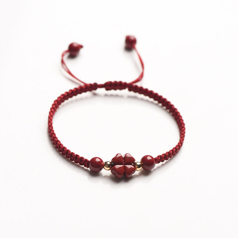 Bracelet en fil rouge avec trèfle à quatre feuilles et fleur à cinq pétales en cinabre et bénédiction de Buddha Stones