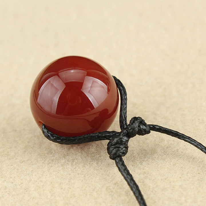 Collier avec pendentif en cuir et perles d'agate rouge de Buddha Stones